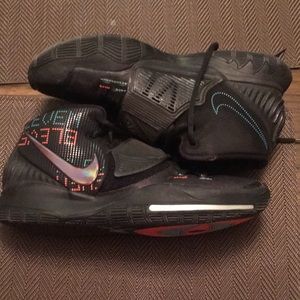 men’s 10 us, condition 8/10 no rips or tears, come w box